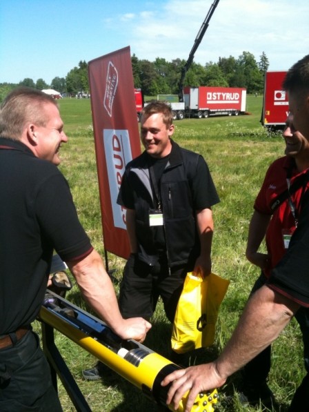 Peter Isaksson vid StyroRocken pratar med en besökare