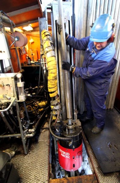 Henrik skarvar rör vid kärnborrningen