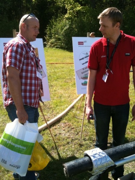 Tobias Wingqvist (th) beskriver Styruds metod för kabelrasering